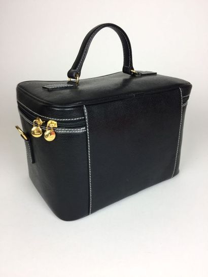 LANCEL VANTITY en cuir noir. Etat neuf. Avec sa housse de protection. 20 x 28 x 20...