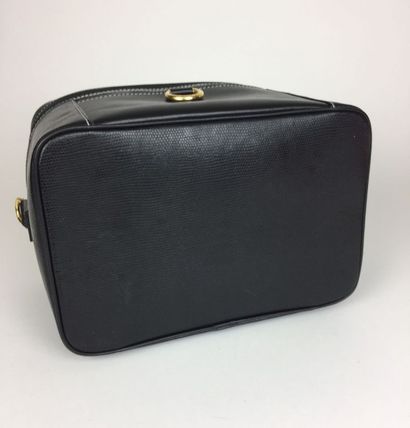 LANCEL VANTITY en cuir noir. Etat neuf. Avec sa housse de protection. 20 x 28 x 20...