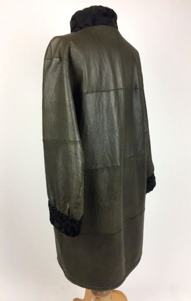 Yves Saint LAURENT MANTEAU en cuir doublé d'astrakan noir. Très bon état. Env. T.40...