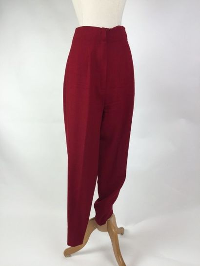 LANVIN Paris Deux PANTALONS. Le premier en crêpe de soie rouge, Env. T.38. Bon état....