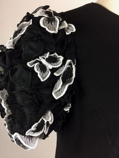 LOUIS FERRAUD ROBE du soir en viscose noir. Manches courtes décorés des fleurs blanches...