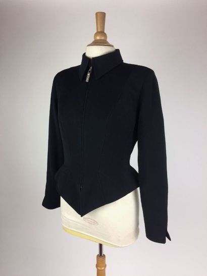 MUGLER VESTE courte en viscose noire. Fermeture éclair. T. M. Bon état.