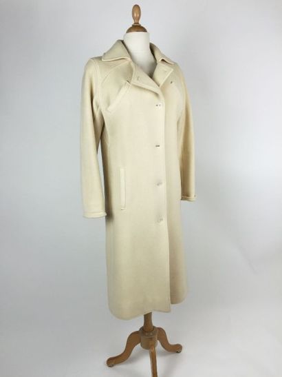 COURREGES, circa 1970 MANTEAU en laine beige. Taille : 36/38 Tres bon état.