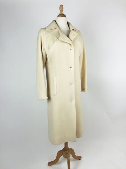 COURREGES, circa 1970 MANTEAU en laine beige. Taille : 36/38 Tres bon état.