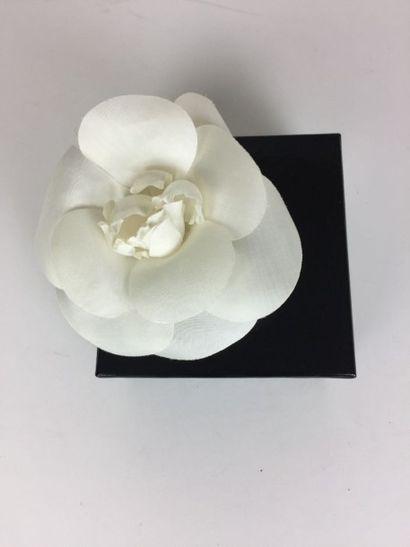 CHANEL BROCHE "Camellia" en soie blanche. Avec sa boîte d'origine. Parfait état....