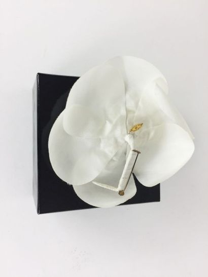 CHANEL BROCHE "Camellia" en soie blanche. Avec sa boîte d'origine. Parfait état....