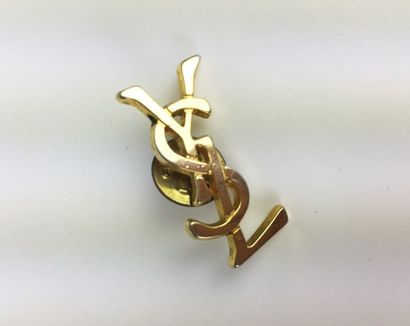 Yves Saint LAURENT Broche « YSL » en métal doré. Bon état. 3 cm.