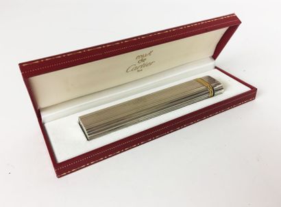 CARTIER BRIQUET en métal argenté. Avec son coffret d'origine. 12,5 cm. Bon état ...