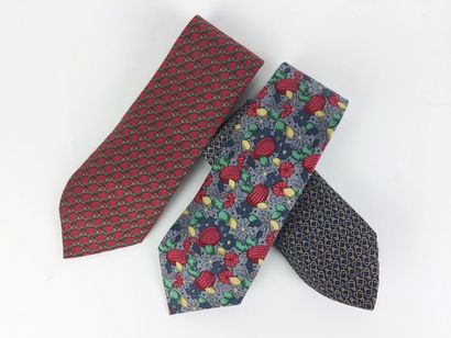 HERMES Paris LOT de 3 cravates en soie imprimée. L’une rouge à décor de mailles....