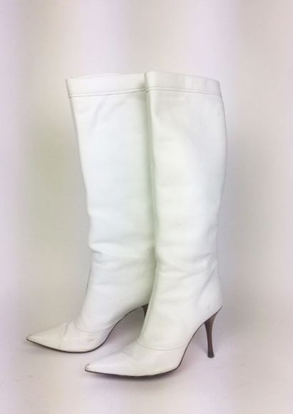 Sergio ROSSI BOTTES Hautes en cuir blanc. T. 40. Talon : 9 cm. Bon état général (traces...