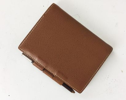 HERMES PORTE-AGENDAS en cuir marron. Bon état. 10 x 8 cm.