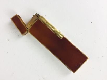 ST. DUPONT BRIQUET en métal doré et laque de Chine. Bon état. 12,5 cm.