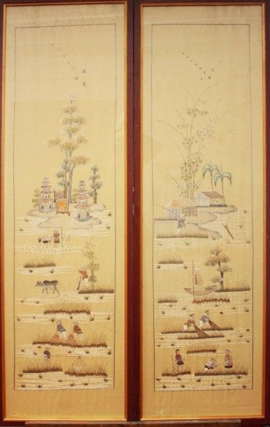null CHINE Deux panneaux de soie brodée représentant des scènes de riziculture. Fin...