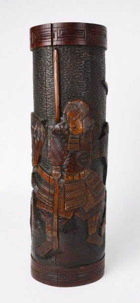 null JAPON Porte-pinceaux cylindrique en bambou sculpté en léger relief d'un samouraï...