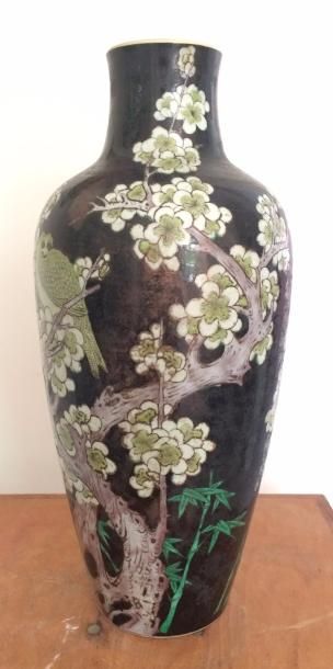 null CHINE : vase balustre à décors d'oiseau branchés.