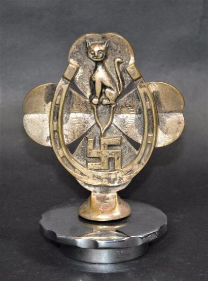 null "The Lucky Five" Mascotte titrée au dos "REGD N° 699911", bronze argenté. Réunion...