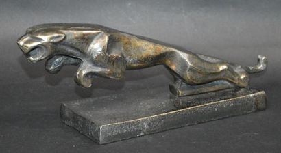 null "Souvenir Jaguar" Statue contemporaine en bronze et résine, représente le symbole...