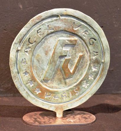 null Laurent GEORGES (Né en 1940) "Logo Facel Véga" Bronze, fonte à la cire perdue...