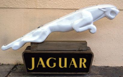 null "Enseigne Jaguar" Enseigne lumineuse de la marque Jaguar. Représente le symbole...