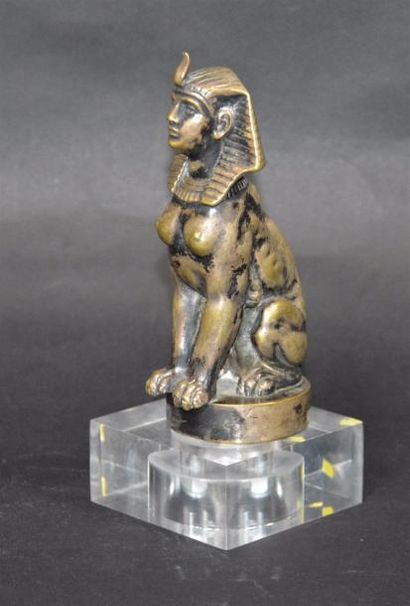 null "Sphinx" Mascotte non signée, bronze argenté. H: 13,5 cm. 