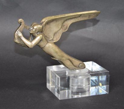 null "Ange à la Harpe" Mascotte signée Manchuelle, bronze argenté. H: 10,5 cm.