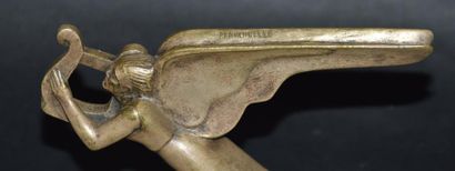 null "Ange à la Harpe" Mascotte signée Manchuelle, bronze argenté. H: 10,5 cm.