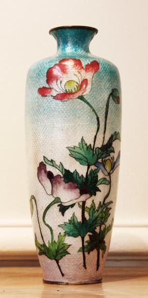  JAPON Vase de forme obus en émail cloisonné à décor de coquelicots. Fin XIXème siècle...