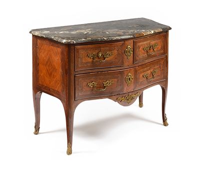 null COMMODE de forme sauteuse en bois de placage et marqueterie ouvrant par trois...