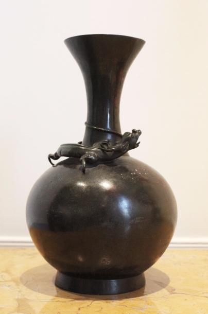 null JAPON Vase en bronze patiné à col trompette orné d'un lézard stylisé. XIXème...