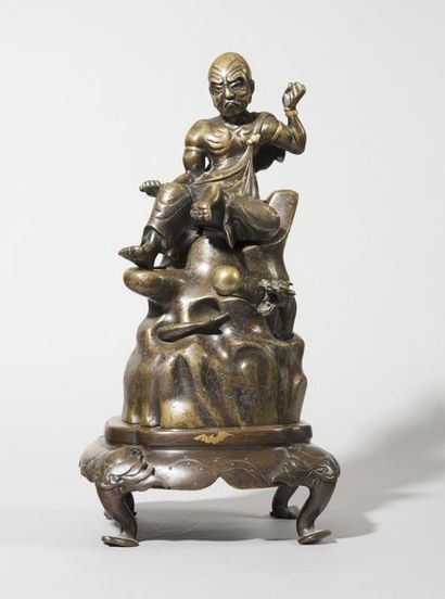  JAPON Figurine en bronze à patine brune incrustée d’or, d’argent et de cuivre représentant...