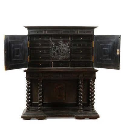 null CABINET sur piétement en ébène et bois noirci sculpté, gravé et guilloché ouvrant...