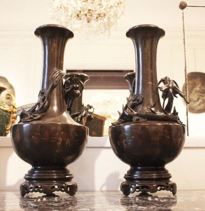  CHINE Paire de vases de forme balustre en bronze patiné et cloisonné orné autour...