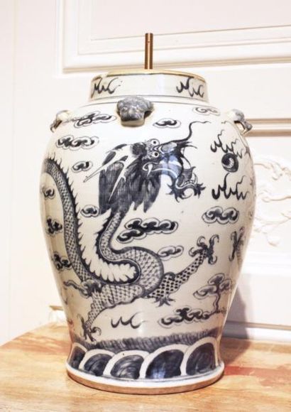  CHINE Potiche en porcelaine blanc bleu à décor émaillé de dragons dans des nuées....