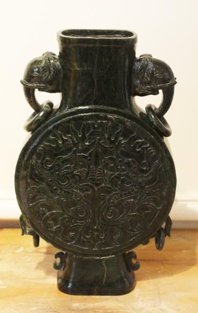  CHINE Vase gourde en pierre dure, les anses à têtes d'éléphants stylisés. XXème...