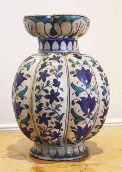  VASE à décor floral, Pakistan, fin XIXe siècle. Céramique à panse godronnée et ouverture...