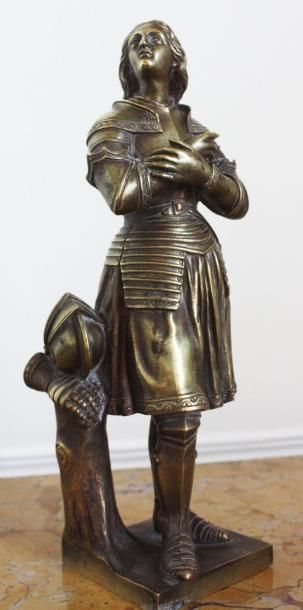  SUJET en bronze représentant Jeanne d'Arc debout en prière. Haut : 26 cm (usure...