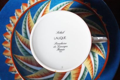  LALIQUE Service à gâteaux en porcelaine de Limoges modèle Soleil, comprenant 12...