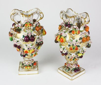  SAXE Paire de vases de forme ovoide en porcelaine blanche et or à décor de fruits...