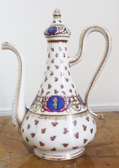SEVRES Verseuse ottomane en porcelaine polychrome...