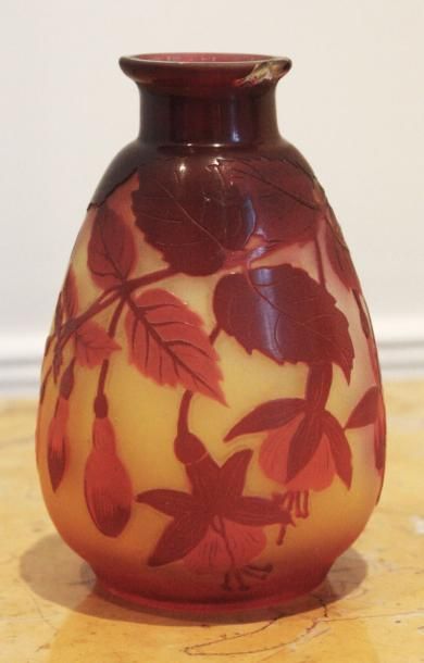 null GALLE Vase de forme pansue en verre gravé dégagé à l'acide à décor floral. Haut...
