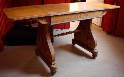  TABLE A ECRIRE en placage d'érable présentant deux volets latéraux, et reposant...