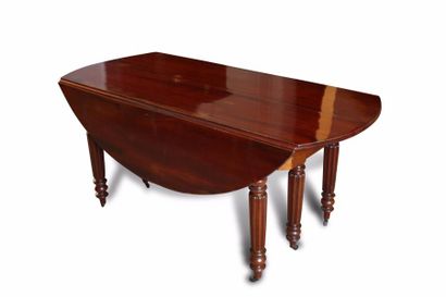  TABLE DE SALLE A MANGER ovale à volets en acajou reposant sur six pieds droits à...