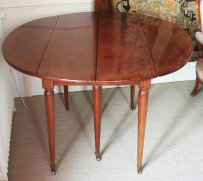  TABLE DE SALLE A MANGER en acajou de forme circulaire, reposant sur six pieds fuselés...