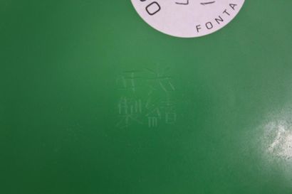 null CHINE Assiette en porcelaine de Pékin de couleur verte, signé. Diam : 19 cm...