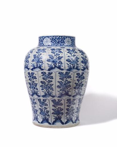 null CHINE Grande potiche de forme balustre en porcelaine décorée en bleu sous couverte...