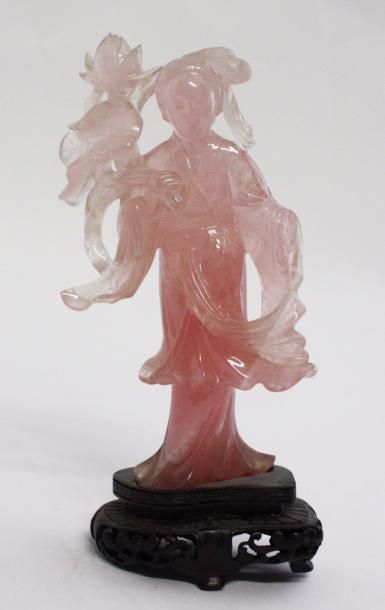 null CHINE Statuette de danseuse chinoise sculptée en quartz rose sur un socle en...