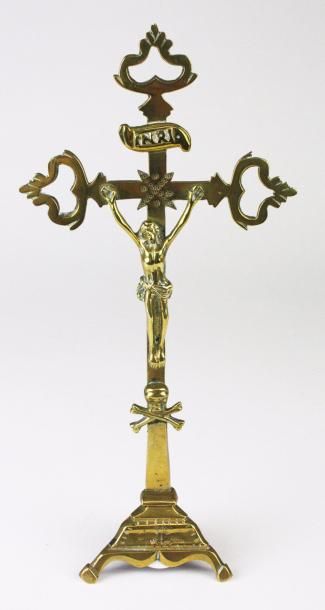 null CRUCIFIX en bronze doré. XVIIème siècle Hauteur : 26 cm
