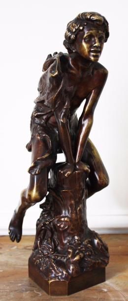 null CLERE (XIXe) Enfant sauvage jouant au cheval d'arçon sur un tronc Bronze à patine...