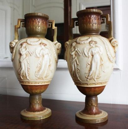 null Ernst WAHLISS (1836-1900) pour Royal Vienna Paire de vases à décor à l'antique...