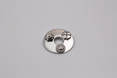 null CHANEL PENDENTIF en or gris modèle "3 symboles" ponctué d'un diamant de taille...